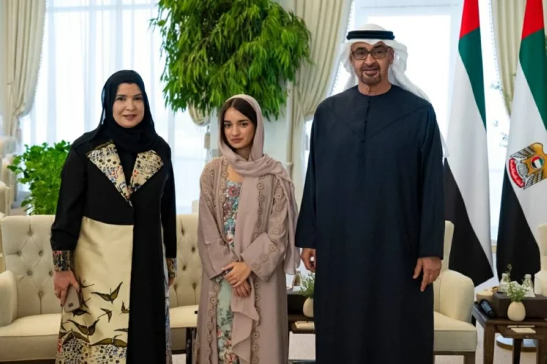 محمد بن زايد يلتقي فاطمة العوضي أصغر  إماراتية وعربية تتسلق قمة جبل «فينسون» (فيديو)