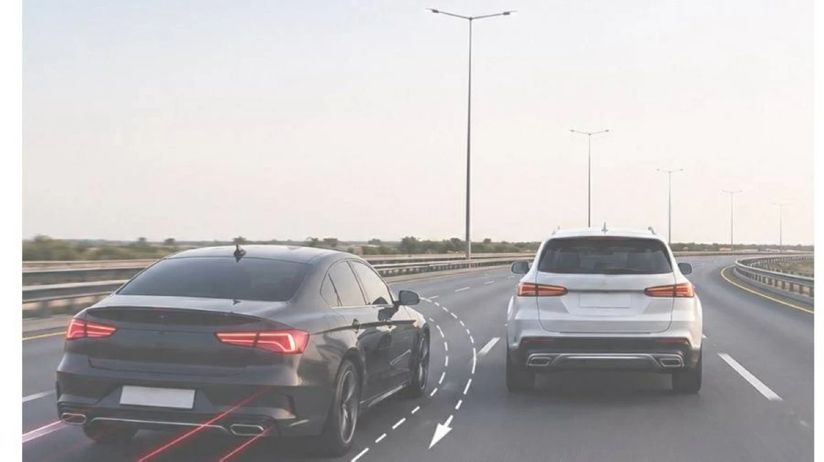 دبي.. الحبس لسائق طارد مركبة بطريقة متهورة