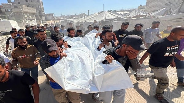 7 شهداء فلسطينيين نتيجة قصف قوات الاحتلال الإسرائيلي شققا سكنية بمدينة غزة