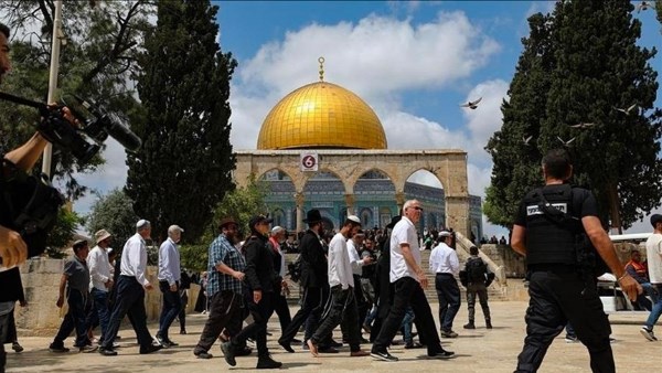 مستوطنون يقتحمون باحات المسجد الأقصى تحت حماية شرطة الاحتلال الإسرائيلي