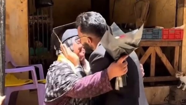 بتاعة الفراخ طلّعت مهندس.. خريج يحتفل مع والدته في لقطة مؤثرة توثق رحلة كفاح