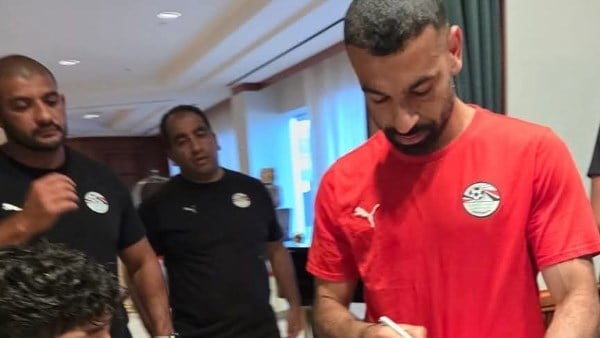 جبر الخواطر.. محمد صلاح يرسم البسمة على وجه طفل فلسطيني مصاب
