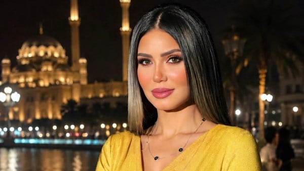 لوك جديد| إيناس عز الدين تخطف الأنظار بفستان أصفر.. صور