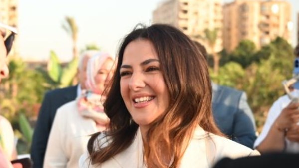دنيا سمير غانم تلتقط الصور مع الأطفال بعد تعيينها سفيرة النوايا الحسنة لليونيسيف