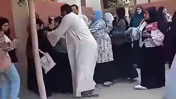 بسبب منع الغش.. فيديو صادم لاعتداء أولياء أمور على معلمة داخل مدرسة