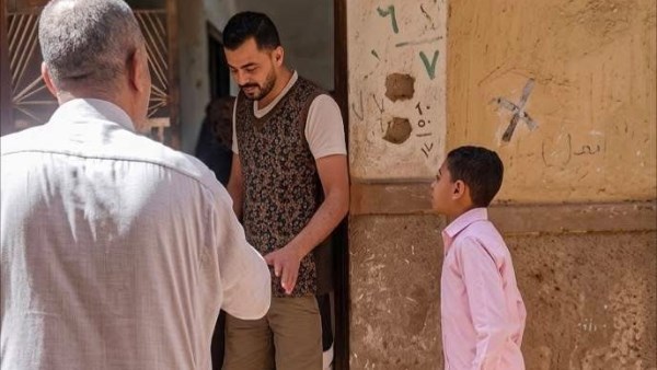 والده قفل الباب في وشه .. فيديو لطفل يثير غضب السوشيال ميديا