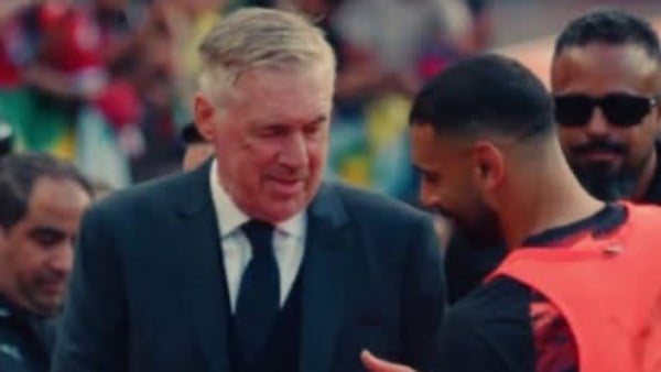 بالأحضان .. لقطة مميزة بين محمد صلاح وأنشيلوتي في مباراة البرازيل ومصر | شاهد