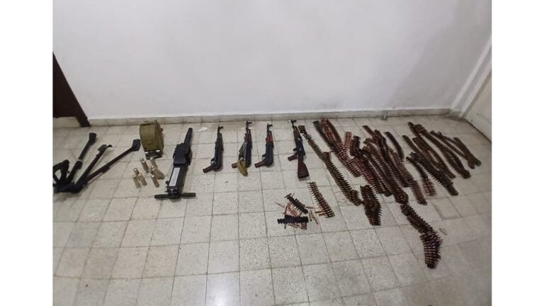 الجيش: توقيف شخصين في عيحا أحدهما سوري لحيازتهما أسلحة وذخائر حربية وفلسطينيّ في الصفرا لتعاطيه المخدّرات وترويجها