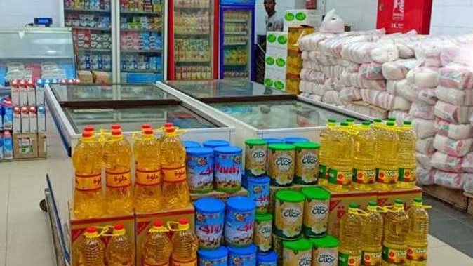 تراجع أسعار زيت الطعام والدقيق والسكر.. موجة انخفاض تضرب السلع الأساسية