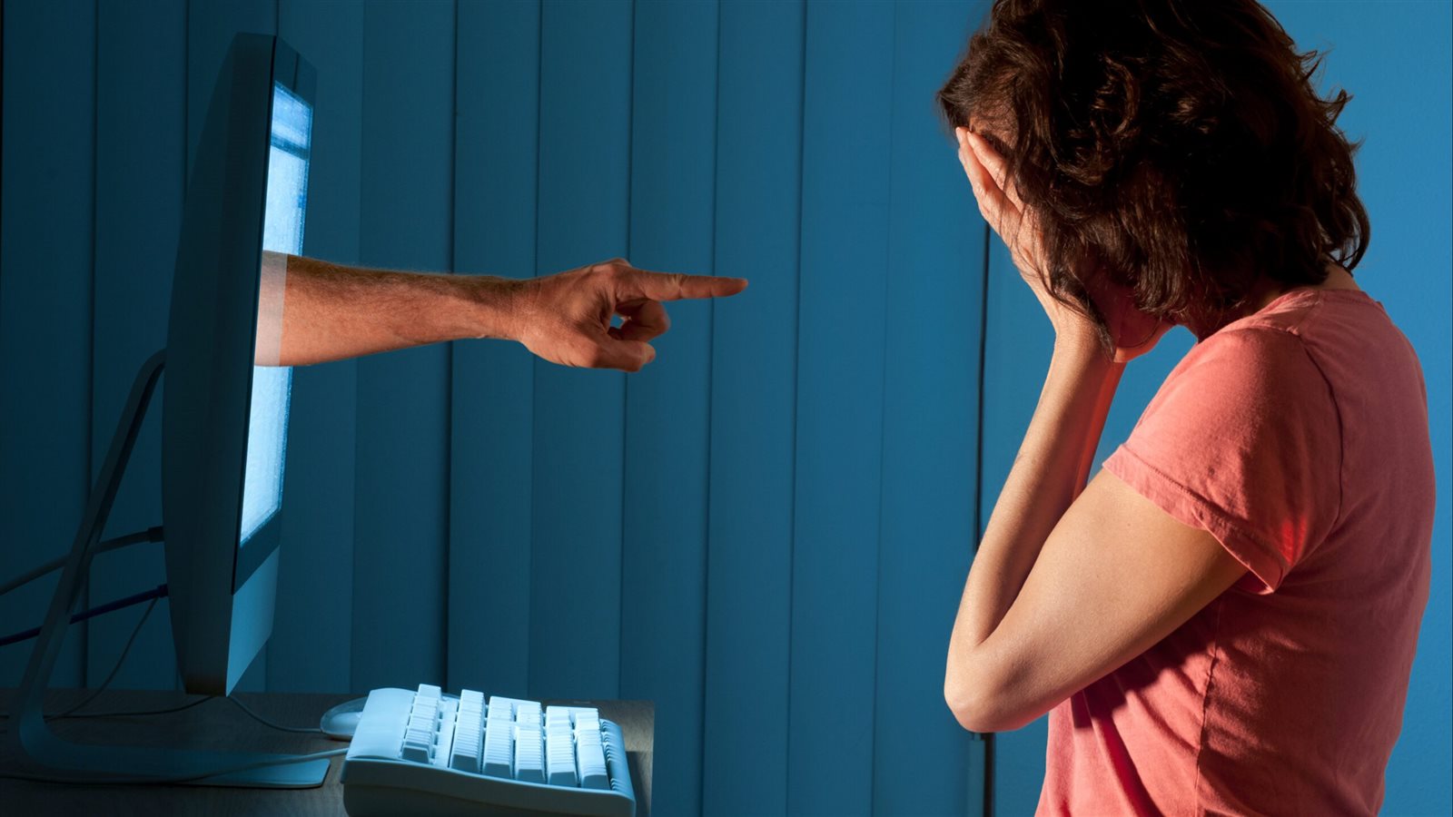 هفضحك| كيف تحمي نفسك من الابتزاز الإلكتروني.. خطوات نفسية وقانونية