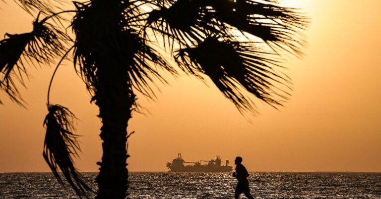 Iran targets Bahrain and Kuwait after renewed US strikes