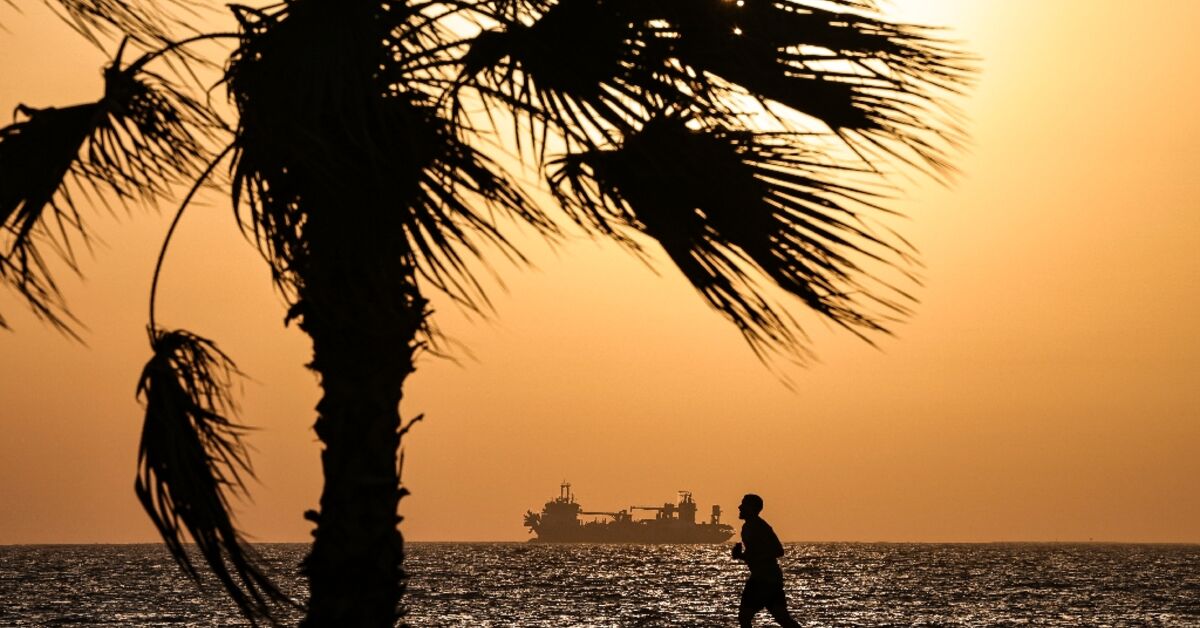 Iran targets Bahrain and Kuwait after new US strikes