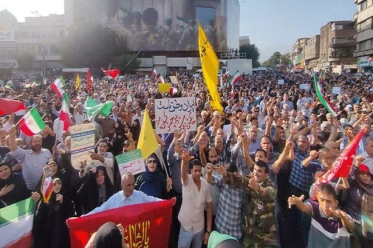 الإيرانيون يتضامنون مع الشعب اللبناني