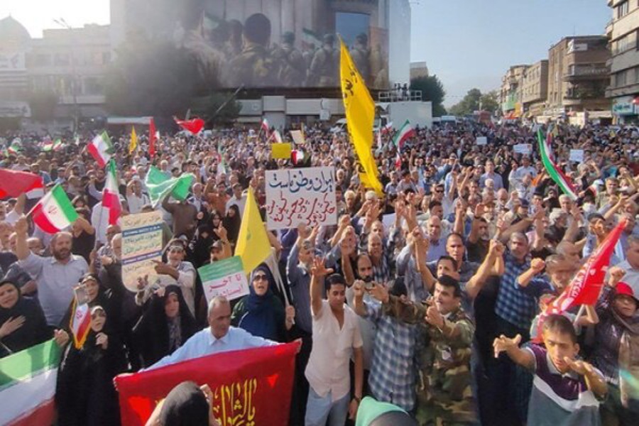 الإيرانيون يتضامنون مع الشعب اللبناني