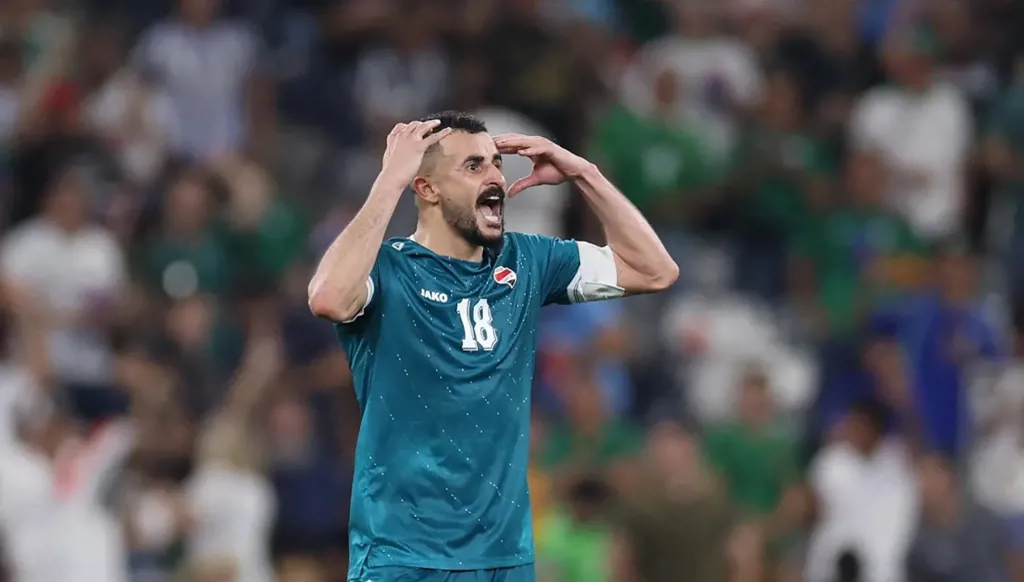 احتجاز نجم العراق أيمن حسين 7 ساعات في مطار شيكاغو قبل كأس العالم 2026 (صورة)