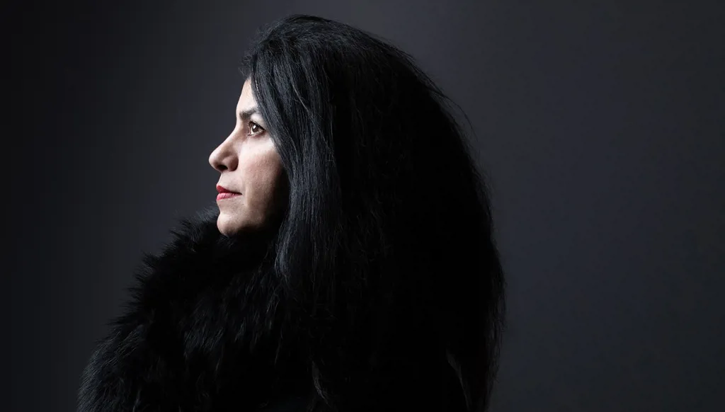 وفاة الفنانة الفرنسية الإيرانية مرجان ساترابي “حزناً على زوجها وحبّ حياتها”