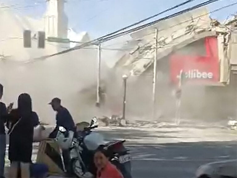 Horrifying videos: Strong 7.8 earthquake kills 8 in Philippines