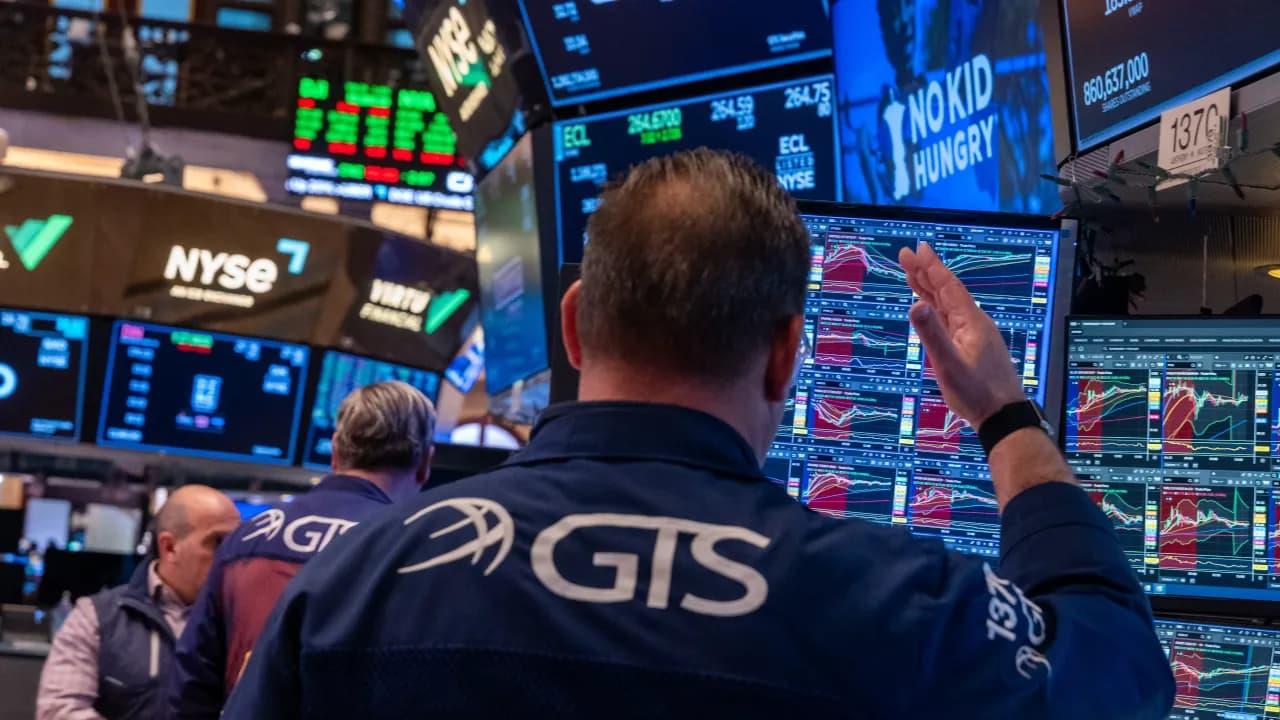 S&P 500 And Nasdaq Gain As Chipmaker Stocks Revive, While Israel-Iran Ceasefire Aids Sentiment – AAPL, INTC, AAL, PSKY, CBRS In Focus