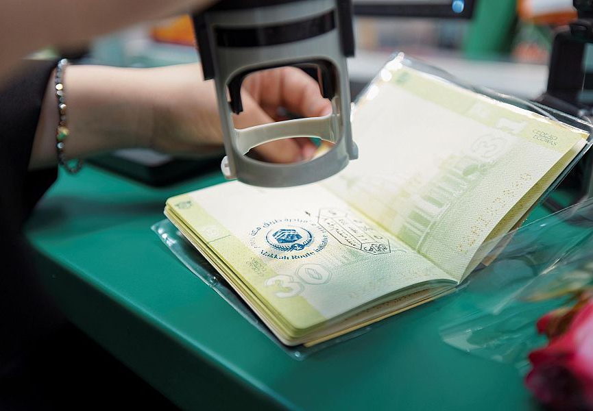 دون مراجعة الفروع.. طريقة تقديم طلب عبر خدمة تواصل الجوازات