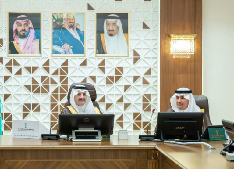 أمير الشرقية يدشّن 6 مشاريع طرق بـ406 ملايين ريال ويشهد اتفاقيات نقل تتجاوز 3 مليارات