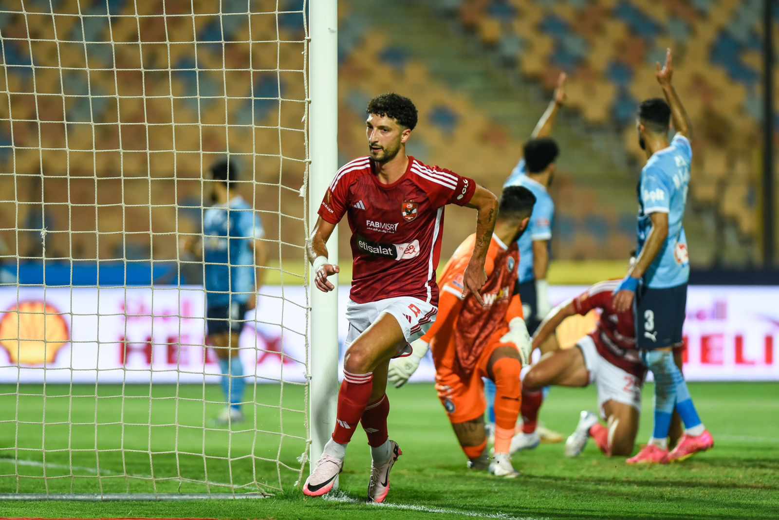 بعد ظهوره برفقه إمام عاشور.. وسام أبو علي يحسم الجدل حول العودة لـ الأهلي