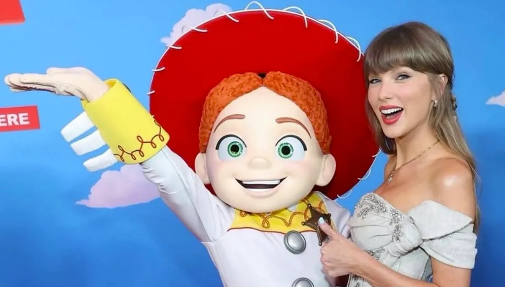 تايلور سويفت بإطلالة رومانسية ساحرة في العرض العالمي الأول لـ Toy Story 5 (صور وفيديو)