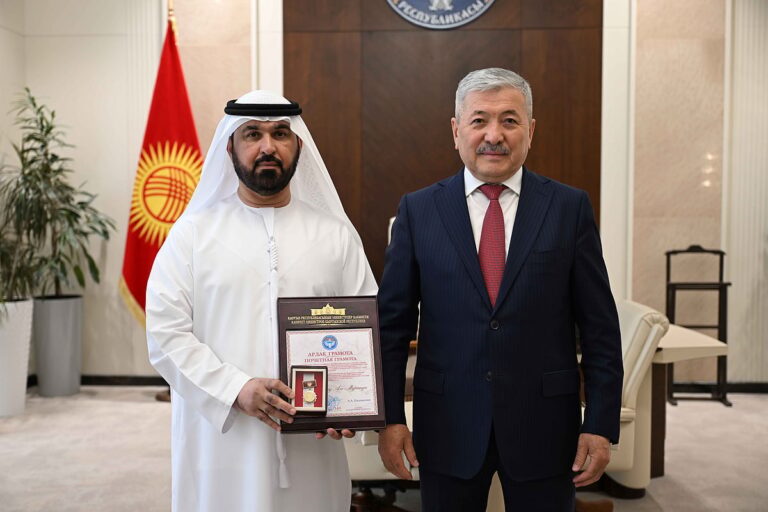 Kyrgyz honours Emirati volunteer for Sharjah Airport role