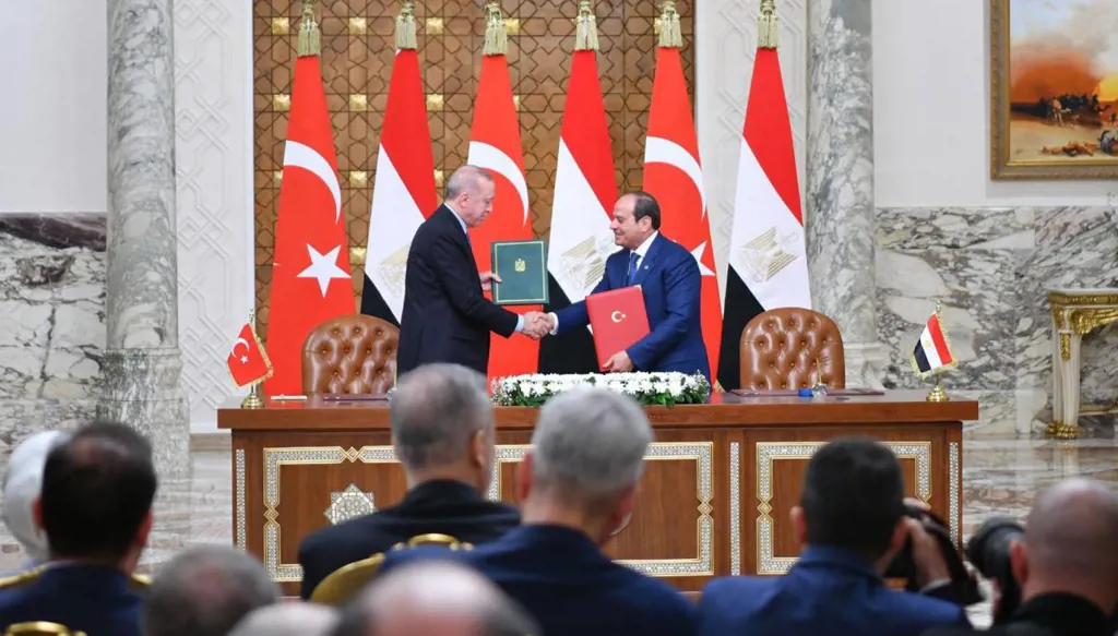 مصر وتركيا تطويان سنوات التنافس… إلى أين يقود التقارب العسكري؟
