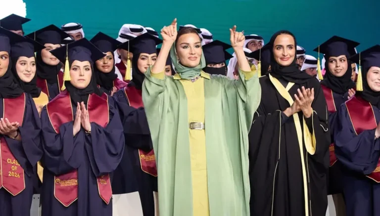 الشيخة موزا تخطف الأنظار بعباءة صيفية خلال تكريم خريجي مدارس “مؤسسة قطر” (صور)