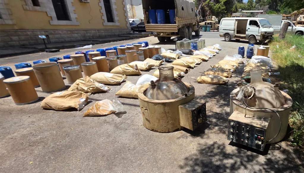 بالصور – الجيش اللبناني يضبط مصنعاً يحتوي على كمية كبيرة من المواد التي تستعمل لصناعة المخدرات