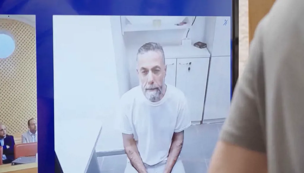 مكبّل اليدين ومنهك… أول ظهور لحسام أبو صفية بعد أشهر من الاعتقال (فيديو)