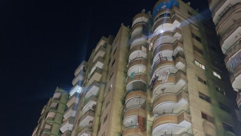 خوفاً من الانهيار.. إخلاء عقارين سكنيين مائلين في مصر
