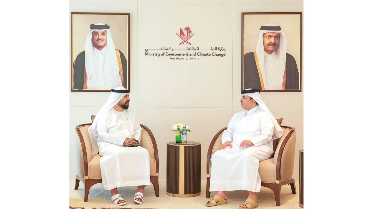 سفير الدولة ووزير البيئة القطري يبحثان سبل تعزيز علاقات البلدين