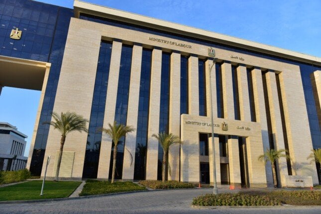 «العمل» تحذر من إعلانات التوظيف الوهمية: جميع الفرص مجانية بالكامل
