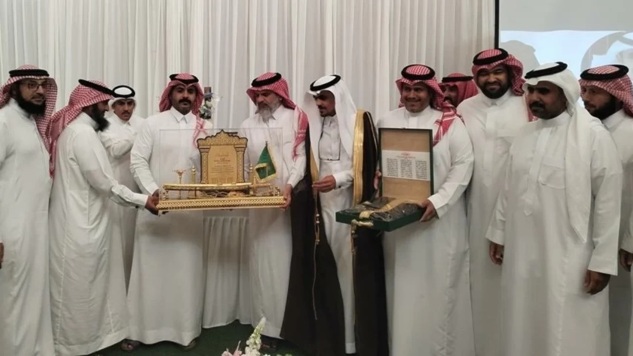 منسوبو ثانوية الوجه يحتفون بالبلوي بمناسبة تقاعده .. أخبار السعودية