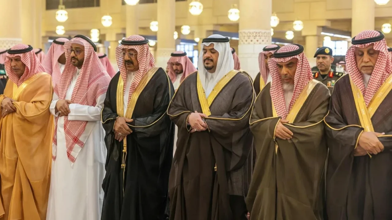 نائب أمير الرياض يشارك في أداء صلاة الميت على سارة بنت عبد المحسن .. أخبار السعودية