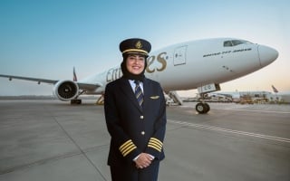 طيران الإمارات تعلن ترقية أول إماراتيتين إلى رتبة كابتن طيار