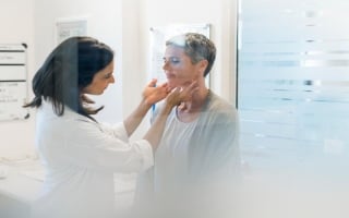 ما أبرز أعراض قصور الغدة الدرقية.. وهل يستمر المريض بتناول الدواء مدى الحياة؟