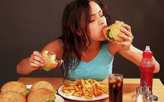 تناول هذه الأطعمة بكثرة يومياً يزيد خطر إصابتك بالسرطان