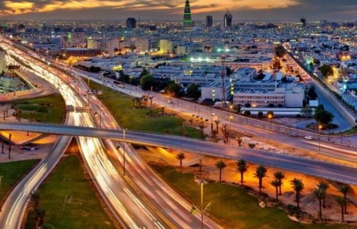 كارين إليوت هاوس بين سعوديتين: من تفسير المملكة التقليدية إلى ملاحقة المملكة المتحولة