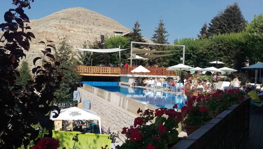 هذا لبنان: صيف يتحدّى الحرب وسياحة عابرة للطوائف والمناطق