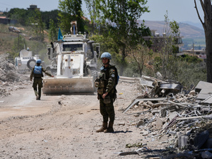 Lebanese and UN troops take positions in Dibbine after Israeli soldiers’ withdrawal