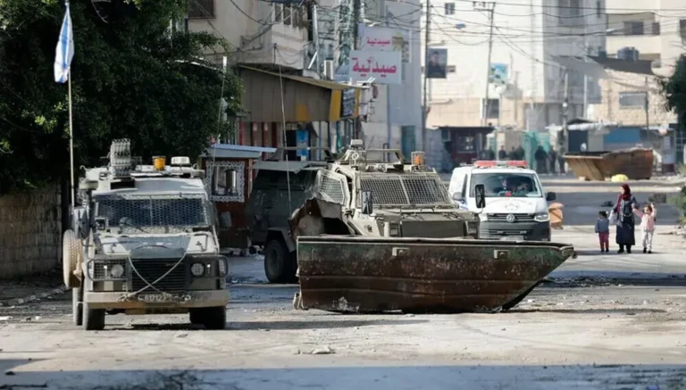 الجيش الإسرائيلي يقتل شاباً قرب رام الله في الضفة… ويحتجز جثمانه