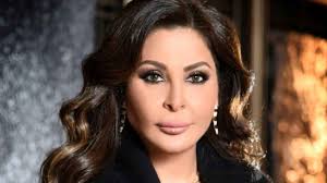 إليسا تغني “لعبة الأيام” قبل طرحها… وتخلع حذائها من جديد على المسرح