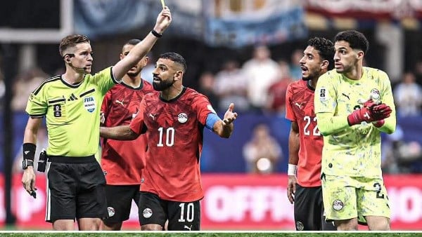 فضيحة جديدة .. صحفي أمريكي يكشف عن خطأ إجرائي لحكم مباراة مصر والأرجنتين